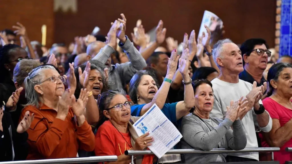 Imagem devotas batem palmas e cantam o gloria ou aleluia durante missa da romaria da arquidiocese do rio de janeiro em 2025 do artigo Por que Glória e Aleluia voltam na Páscoa?