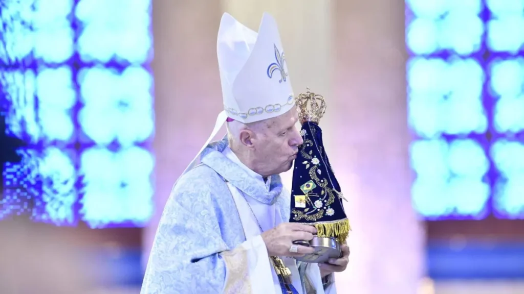 Imagem dom orlando brandes beija a imagem de nossa senhora aparecida em missa de despedida da arquidiocese em 2026 do artigo Dom Orlando se despede da Arquidiocese de Aparecida