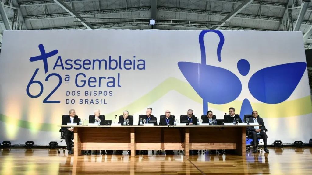 Imagem sessao de abertura da assembleia geral cnbb 2026 com a presidencia reunida do artigo Em espírito de fraternidade, Assembleia dos Bispos tem início