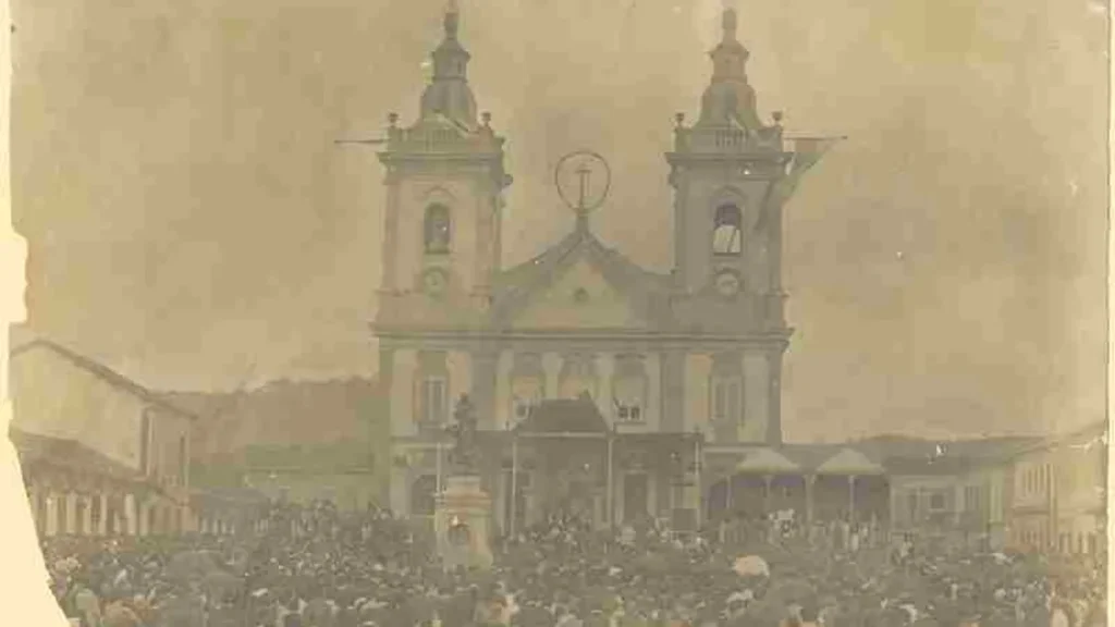 Setembro de 1904 a Imagem de Nossa Senhora Aparecida é coroada.