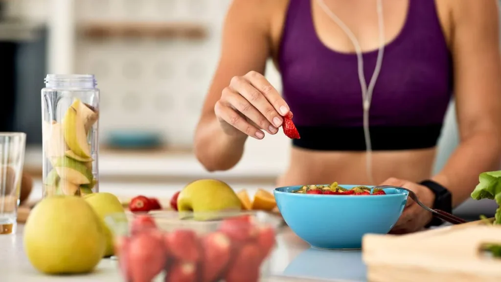Imagem Mulher preparando sua alimentacao com ingredientes saudaveis do artigo Constância: o segredo para desinflamar o corpo