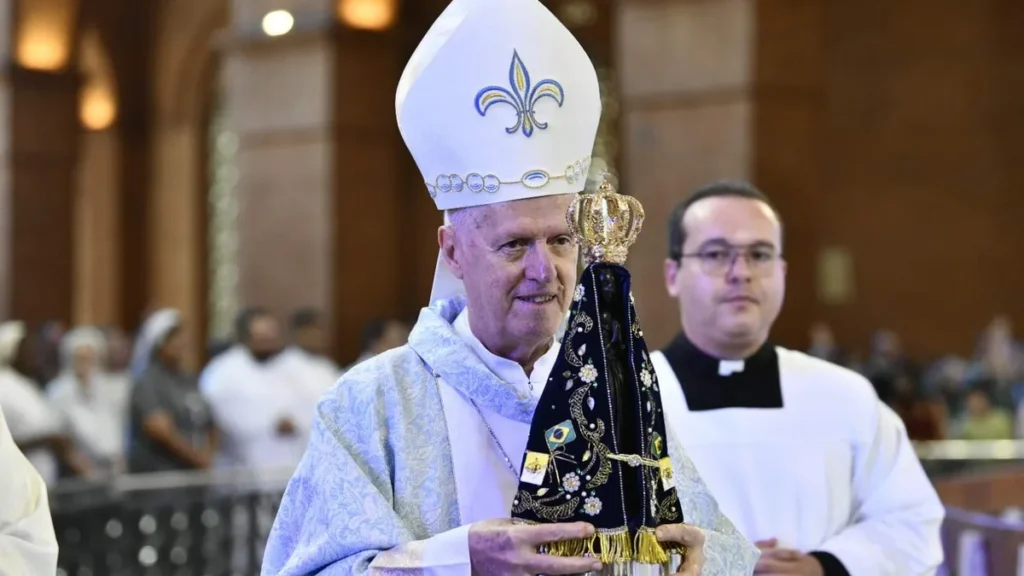 Imagem dom orlando com nossa senhora aparecida em maos durante da sua missa de despedida da arquidiocese de aparecida do artigo Obrigado, Dom Orlando: relembre seus momentos na Casa da Mãe