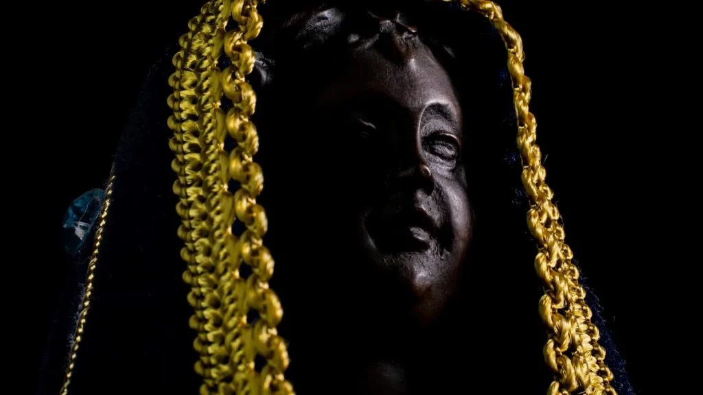 Imagem detalhe do rosto da imagem de nossa senhora aparecida do artigo Salve Rainha: Mãe de Misericórdia, Doçura e Esperança