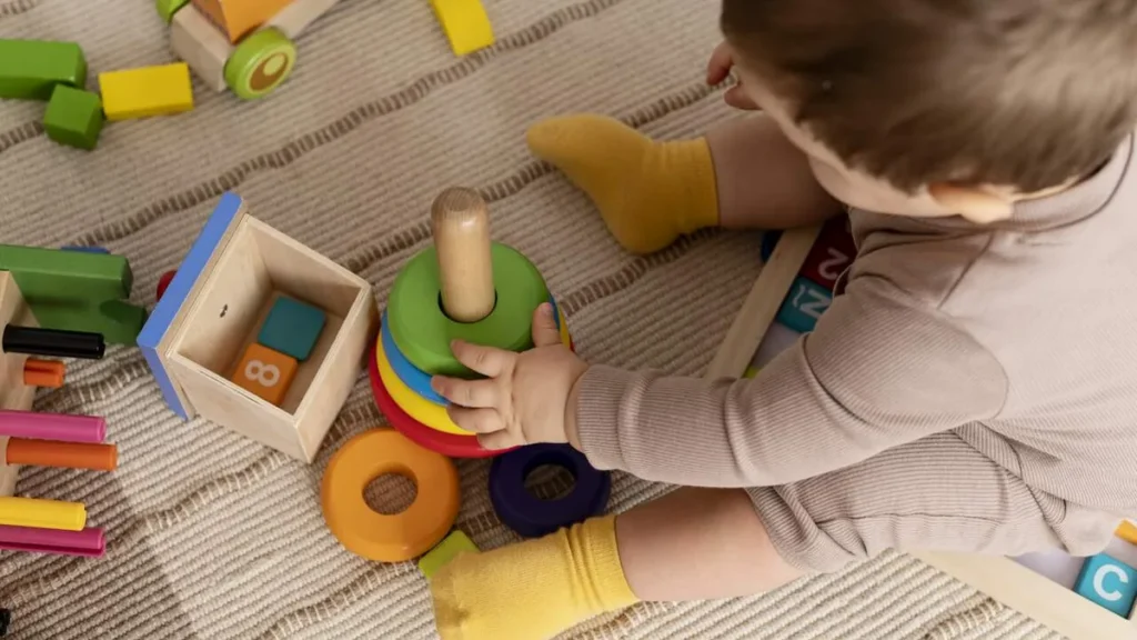 Imagem Bebe brincando com jogos de desenvolvimento infantil do artigo A importância da primeira infância no desenvolvimento infantil