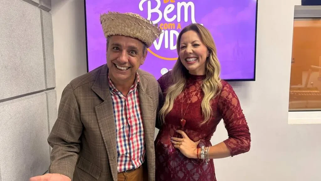 Imagem Tonho Prado e Abiane sorriem durante entrevista no programa de Bem com a Vida do artigo Tonho Prado e Abiane conversam sobre bom humor e vida leve