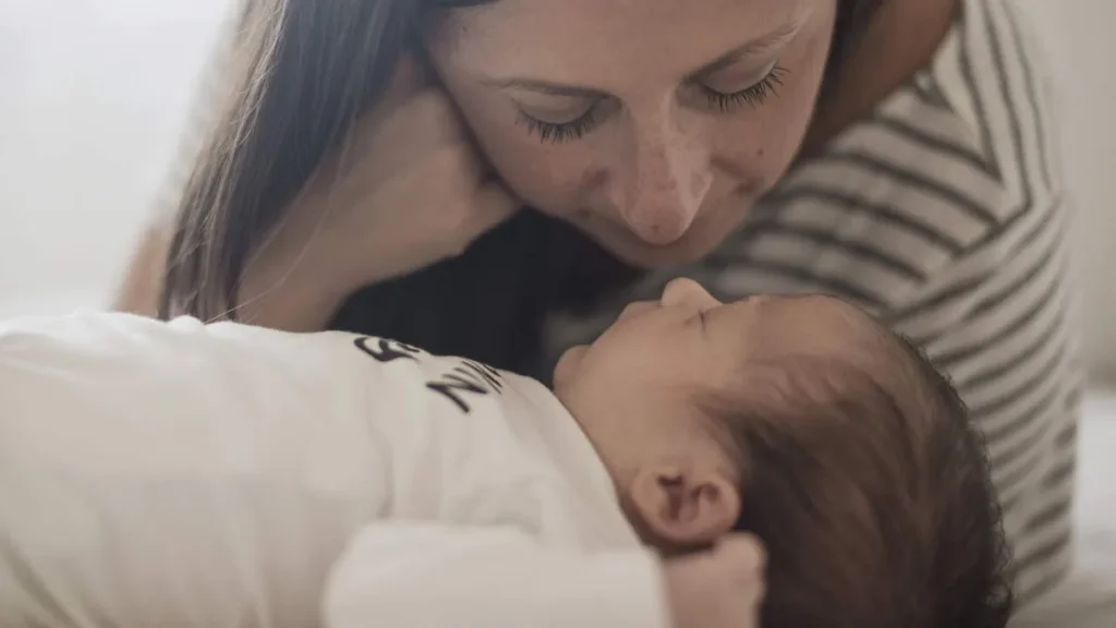 Imagem Mae cuidado do seu bebe do artigo Os desafios da maternidade: um olhar especial para as Mães