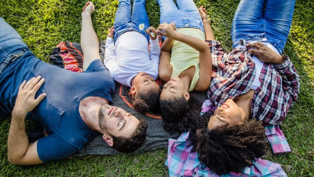 Imagem Pessoas felizes na convivencia familiar do artigo "Sou de Fé": Estamos só dividindo um espaço?