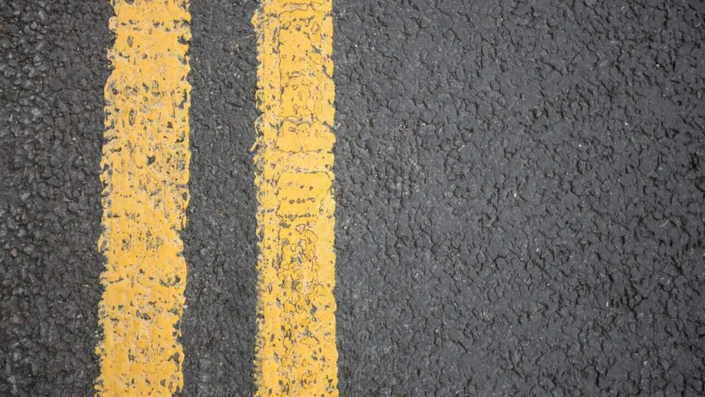 Imagem Faixa amarela na estrada do artigo Maio Amarelo: Segurança no Trânsito e Prevenção de Acidentes