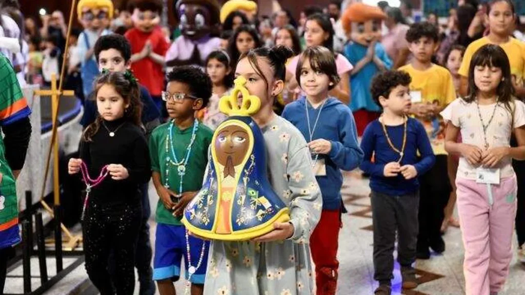 Imagem Criancas no altar do Santuario Nacional do artigo Santuário Nacional realiza 5ª Romaria Nacional das Crianças