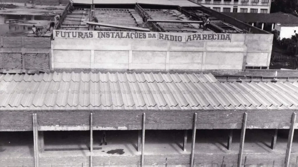 Prédio da rádio em construção em fevereiro de 1973