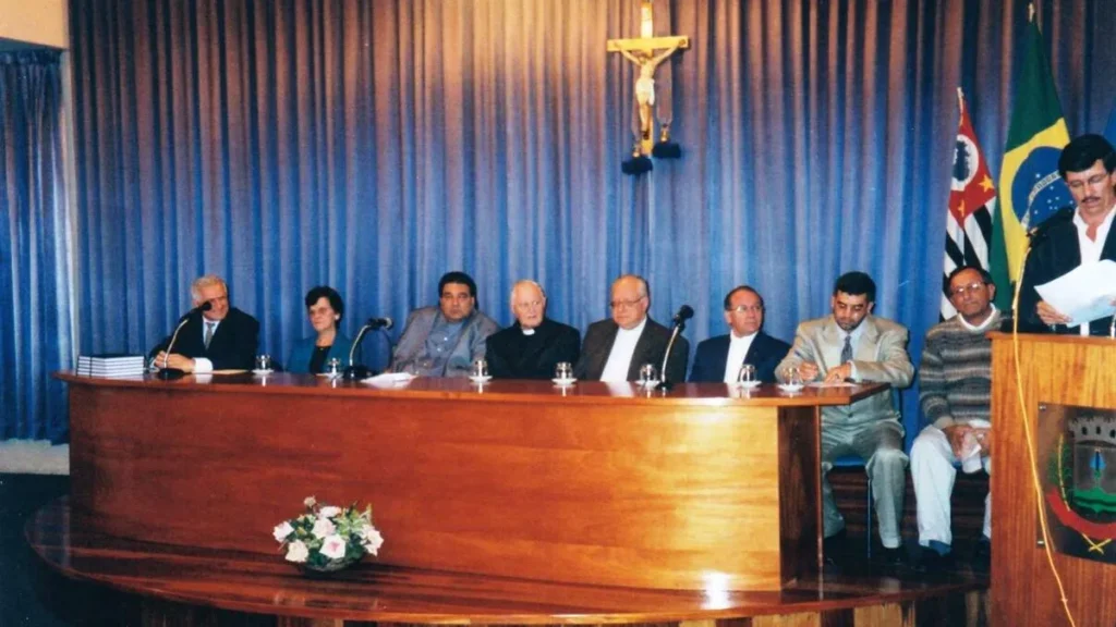 Lançamento do livro do padre Gilberto Paiva sobre os 50 anos da Rádio em 2001