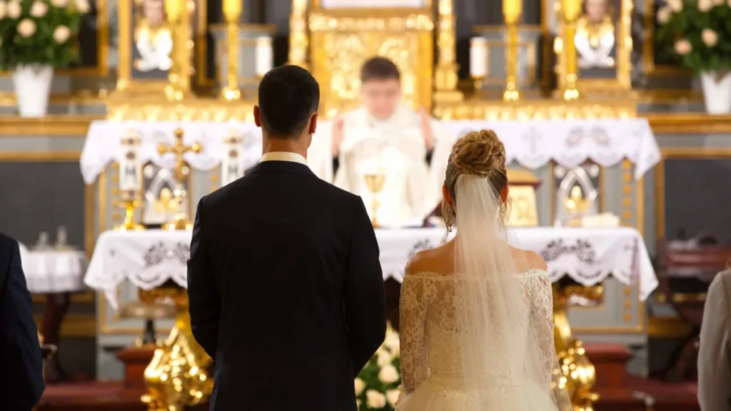 Padre celerbando casamento na Igreja