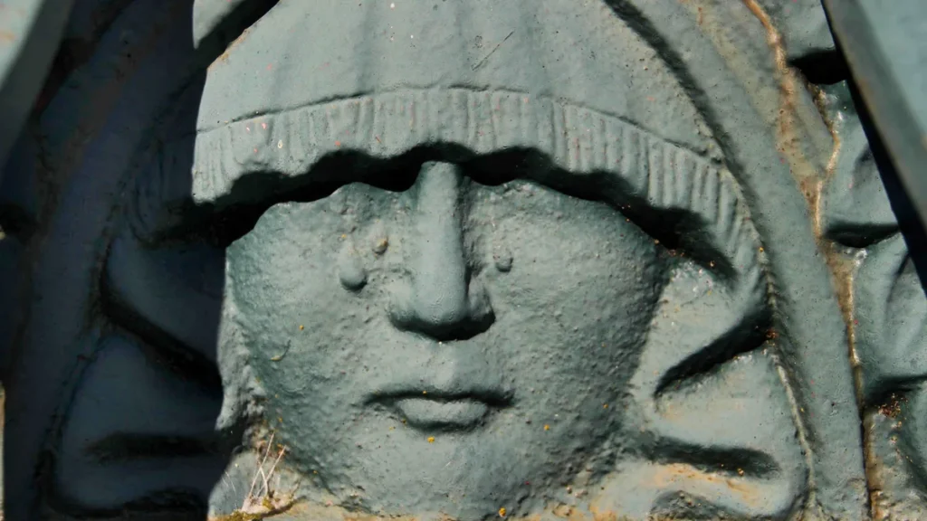 Escultura representando um enlutado