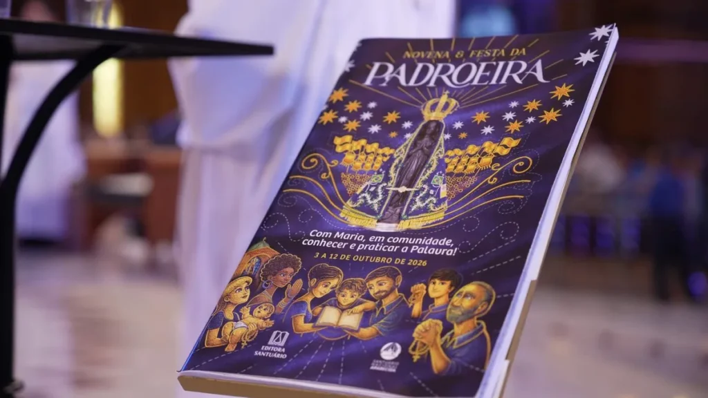 Imagem livreto da novena e festa da padroeira 2026 no altar central durante missa de lancamento do artigo Livreto da Novena e Festa da Padroeira 2026 é lançado em Missa