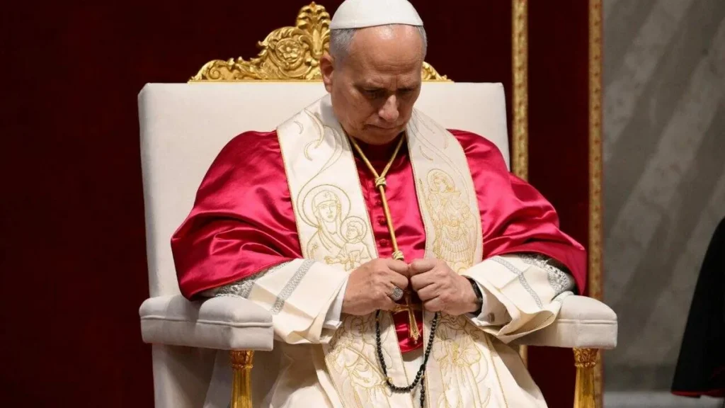 Imagem papa leao xiv de cabeca baixa rezando o terco do artigo Papa Leão XIV convida o mundo para rezar o Terço pela Paz
