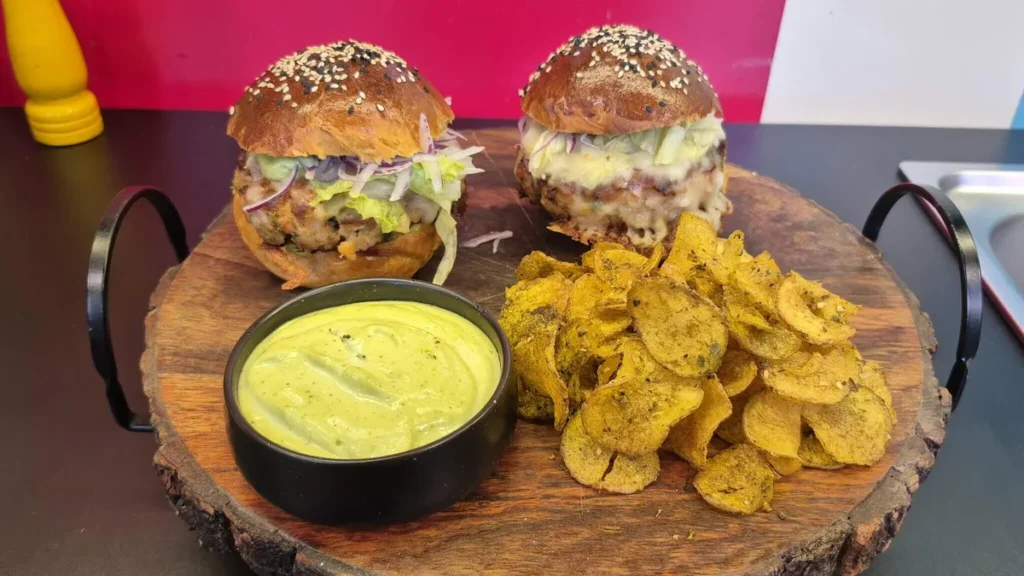 Imagem hamburguer de camarao e maioneses de salsa sabor do artigo Hambúrguer de Camarão - Sabor de Vida