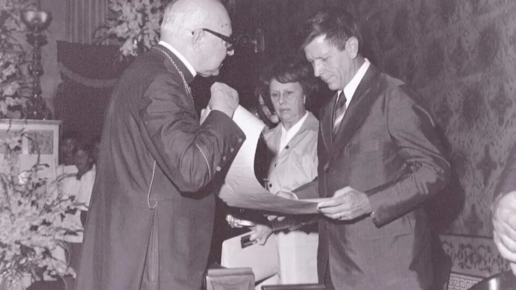 Assinatura da documentação da inauguração das novas instalações em 05 de setembro de 1975