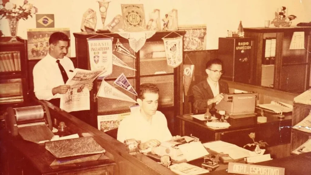 Na foto, Henrique Galvão, motorista e apresentador, Samil Neto do departamento de esportes e o jornalista Rogério Braga