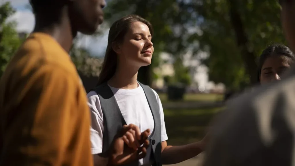 Imagem Jovens unidos em oracao do artigo O assunto é sinodalidade: os jovens no caminho sinodal