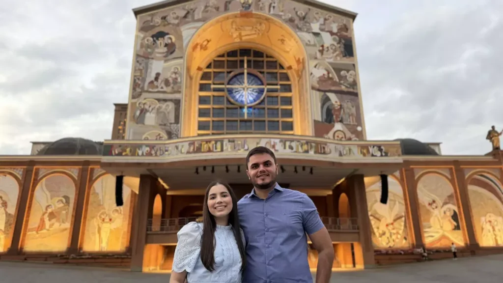 Imagem Noivos Lucas e Carla no Santuario Nacional do artigo Como é ser pedida em casamento no Santuário?