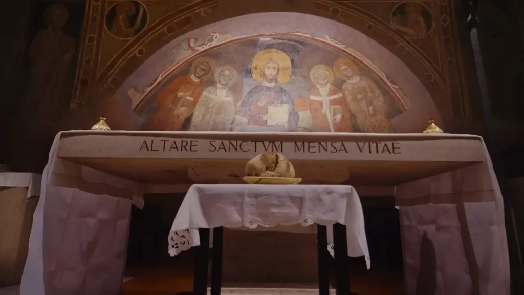 Imagem igreja em roma com o pao a frente do altar durante gravacao de intencao de oracao do papa do mes de maio 1 compressed do artigo Em maio, Papa alerta para fome e pede solidariedade