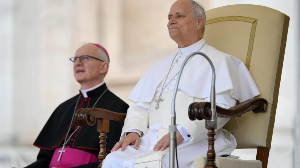 Imagem papa leao xiv sentado na praca de sao pedro durante audiencia geral do artigo Papa: “Igreja aponta para a salvação em Cristo”