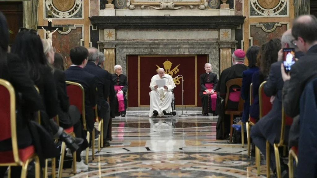 Imagem Papa Francisco sentado em cadeira de rodas do artigo Papa Francisco volta a aparecer de cadeira de rodas