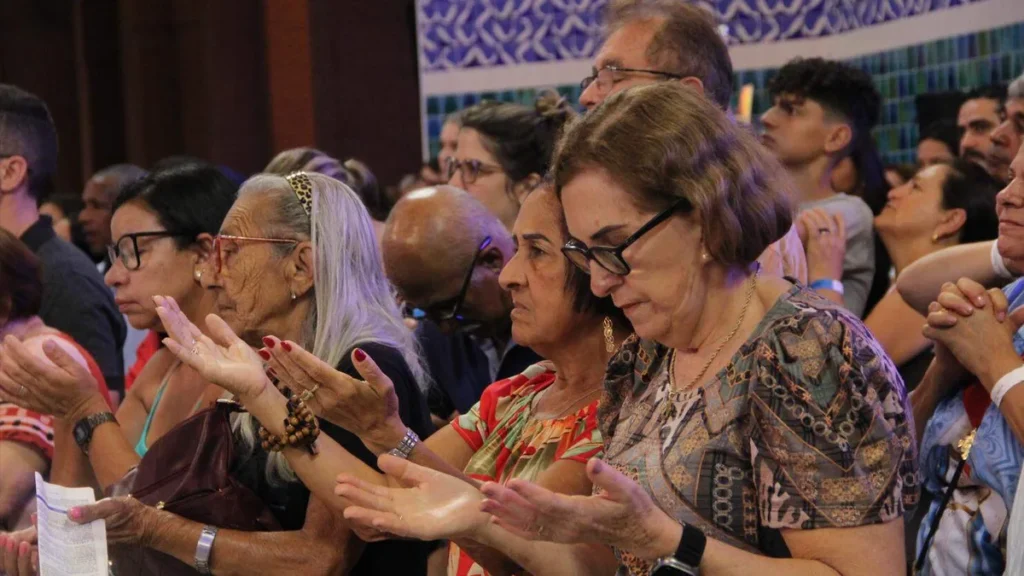 Imagem Pessoas com as maos para cima em oracao ao Pai Nosso do artigo Os fiéis devem ou não levantar as mãos na oração do Pai-Nosso?