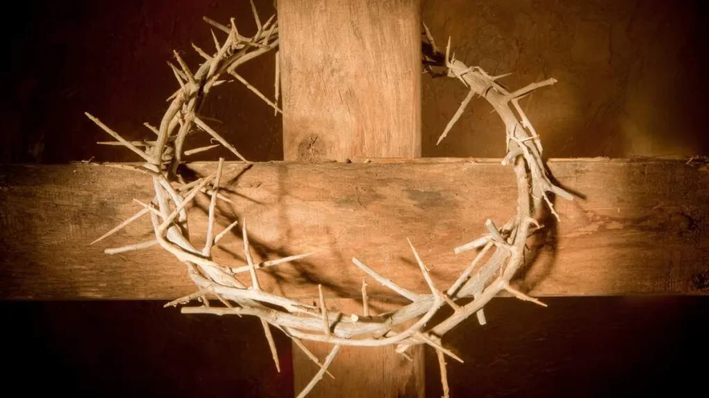 Imagem cruz e coroa de espinhos do artigo Dogmas da Igreja: Cristo nos resgatou e reconciliou com Deus por sua morte