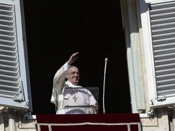 Papa_angelus_janela_sorriso